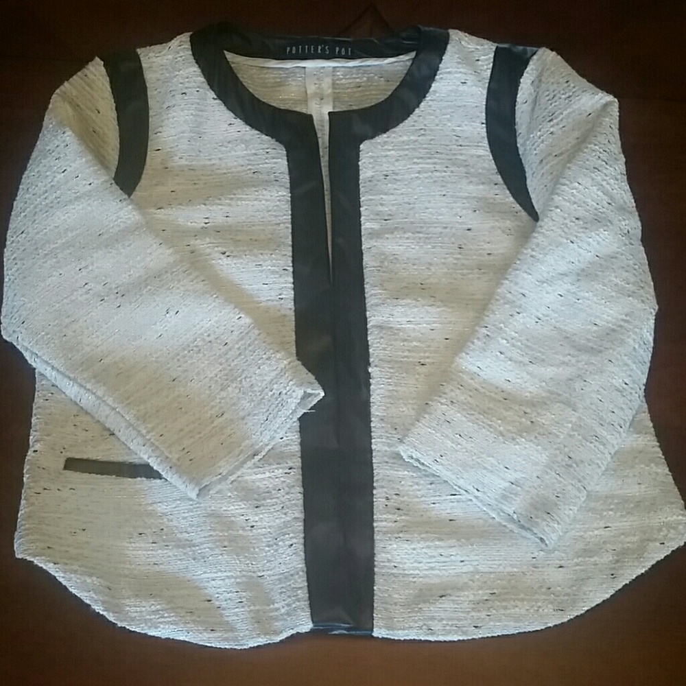 Crop sleeve jacket.
